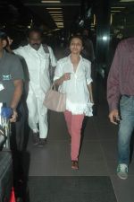 Rani Mukherjee snapped at airport, Mumbai on 25th Aug 2011 (13).JPG